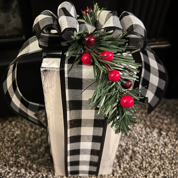 Wooden faux presents - Picture 3 of 6